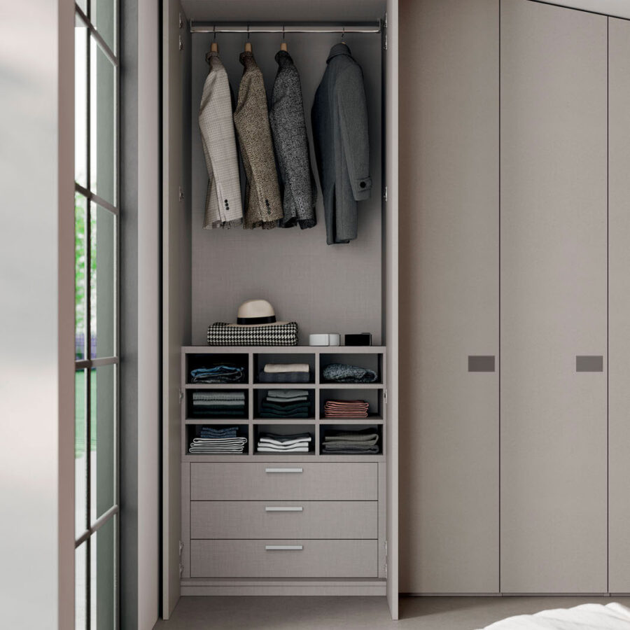 Hinged door wardrobe with Liscia 22 door and M30 handle Orme